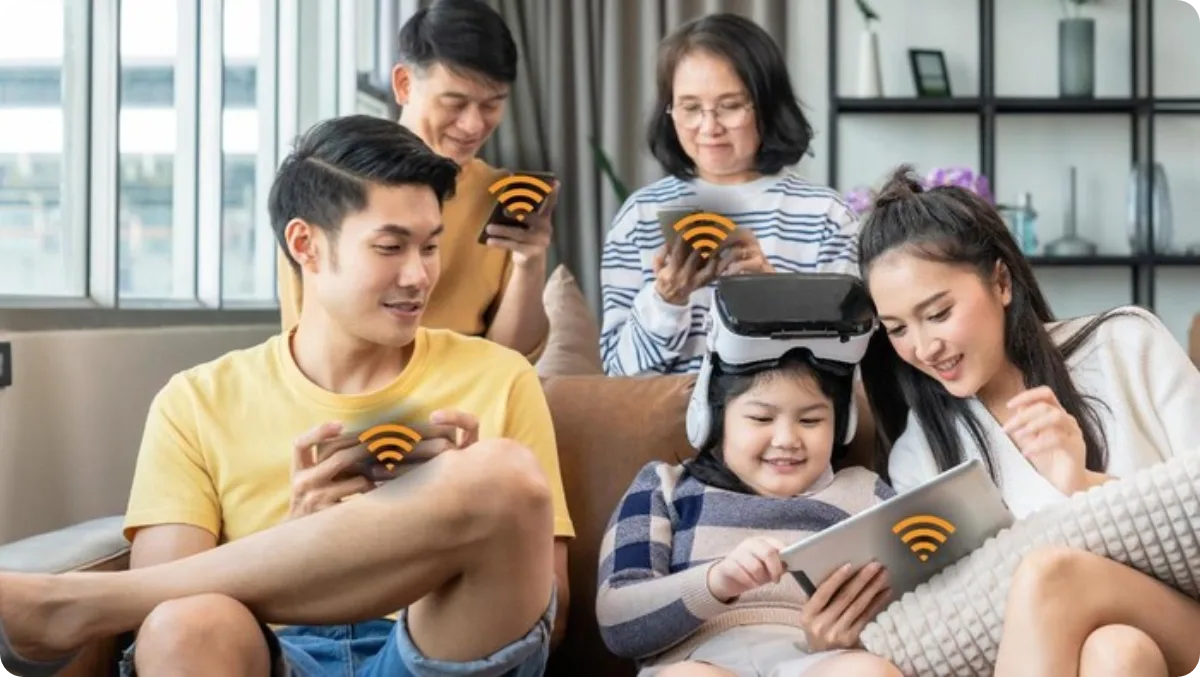 Keluarga menikmati internet bersama di rumah